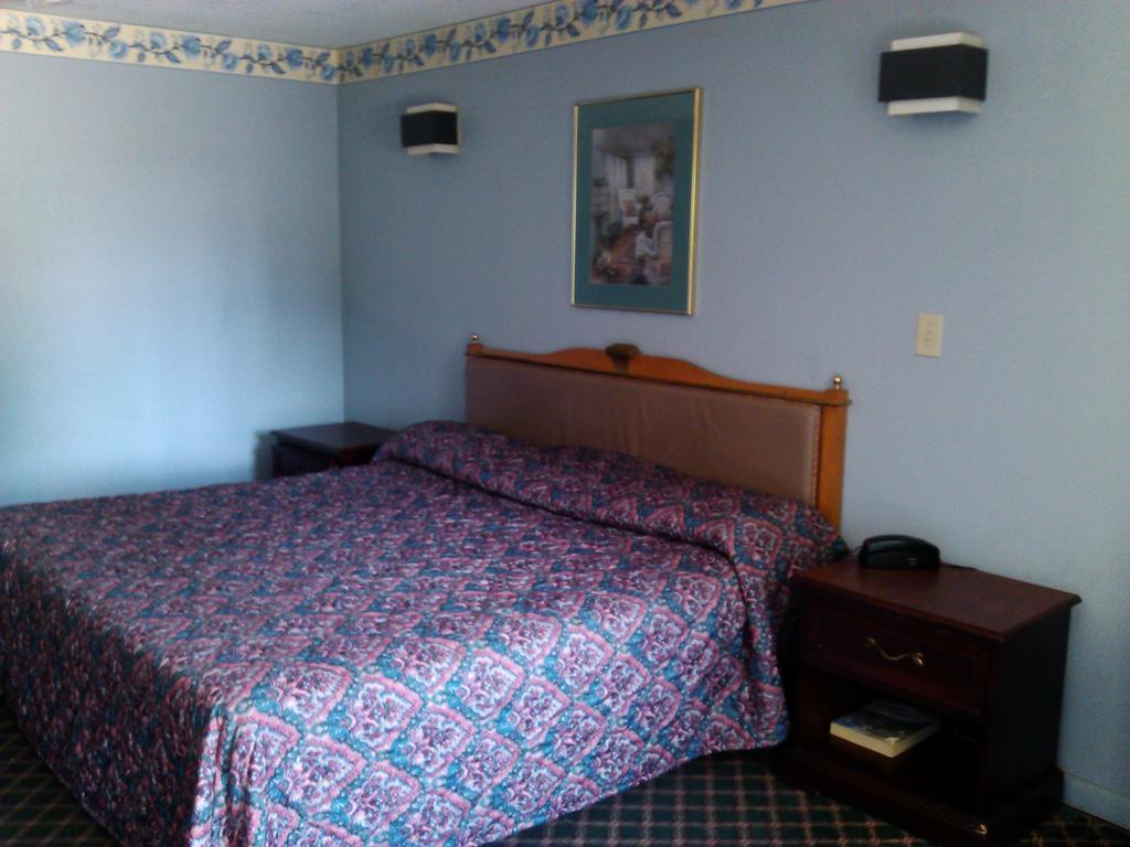 Relax Inn Birmingham Room photo