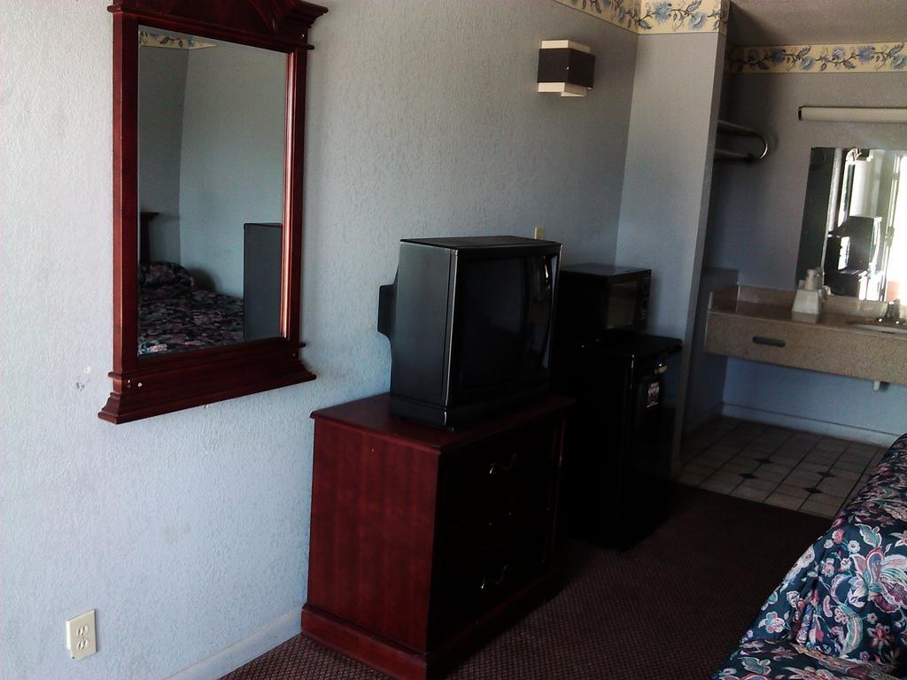 Relax Inn Birmingham Room photo